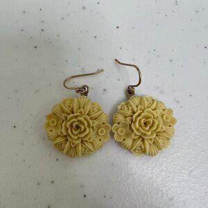 Vintage Beautiful Love Carving Flowers Dangle Drop Hook Earrings Beige Off White